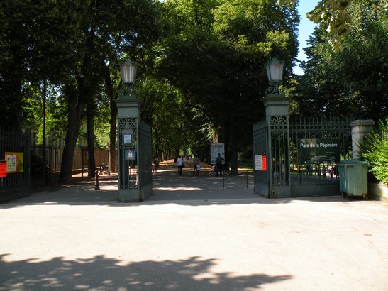  une entrée du parc de la Pépinière